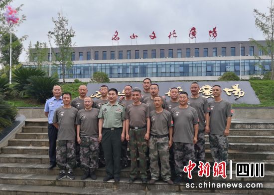 合影留念。(名山区退役军人事务局 供图 ) 合影留念。(名山区退役军人事务局 供图 )
