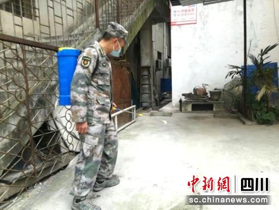 退役军人正在消毒杀毒。 梓潼县委宣传部提供 退役军人正在消毒杀毒。 梓潼县委宣传部提供