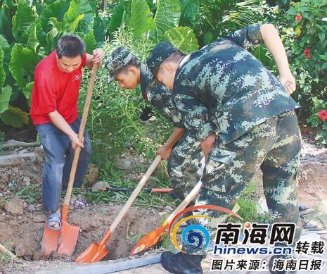 琼海驻市部队参加“绿化宝岛行动”,和当地市民一起种树。 琼海驻市部队参加“绿化宝岛行动”,和当地市民一起种树。
