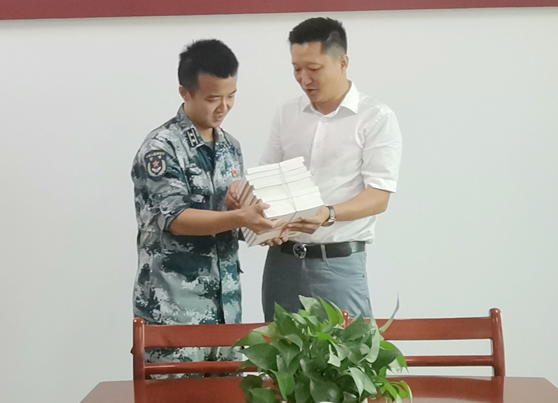 厦门宝象国际贸易有限公司董事长黄志雄为官兵送上党史书籍.jpg