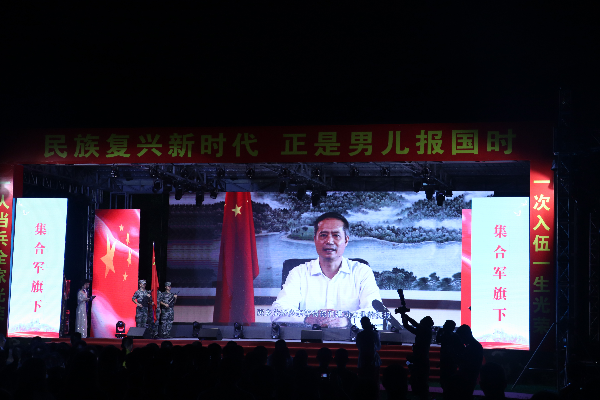 区委书记姚任通过视频寄语新兵和老兵.JPG