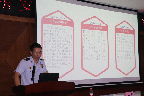 2区消防救援大队相关负责人详细解读了招录政策.JPG