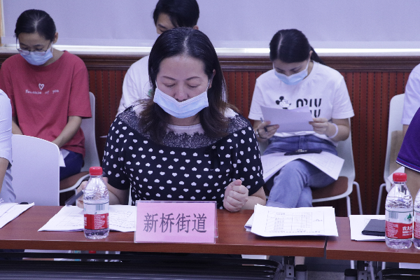 1街道服务站同志汇报工作.jpg