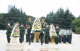 普陀区组织优抚对象及部队官兵至龙华烈士陵园开展祭扫活动