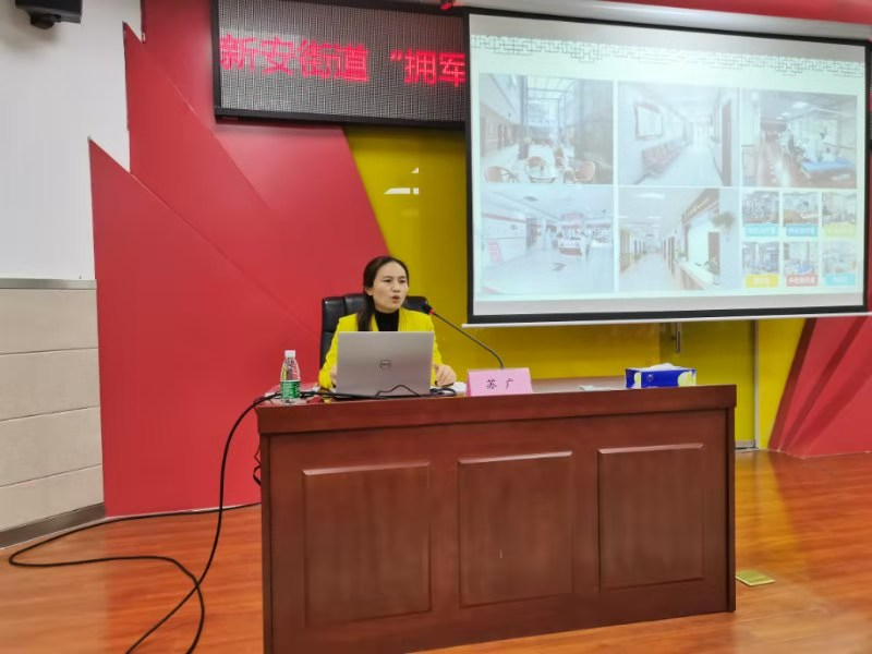 医务人员讲授中医养生知识.jpg