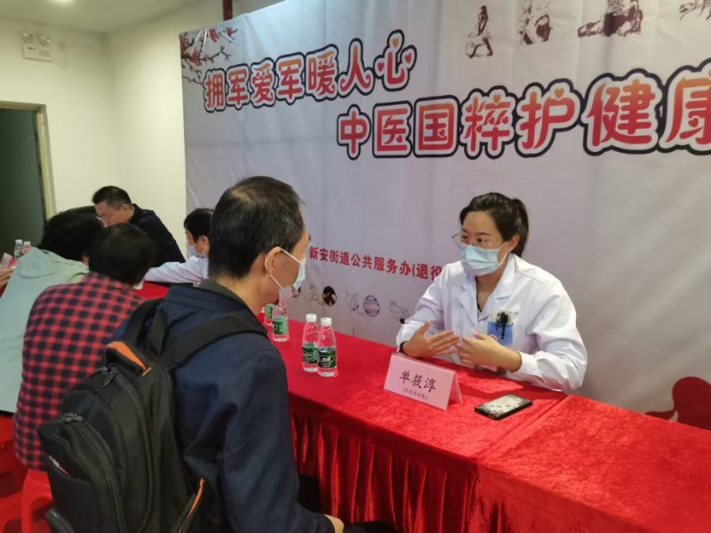 医务人员为退役军人进行一对一把脉问诊.jpg