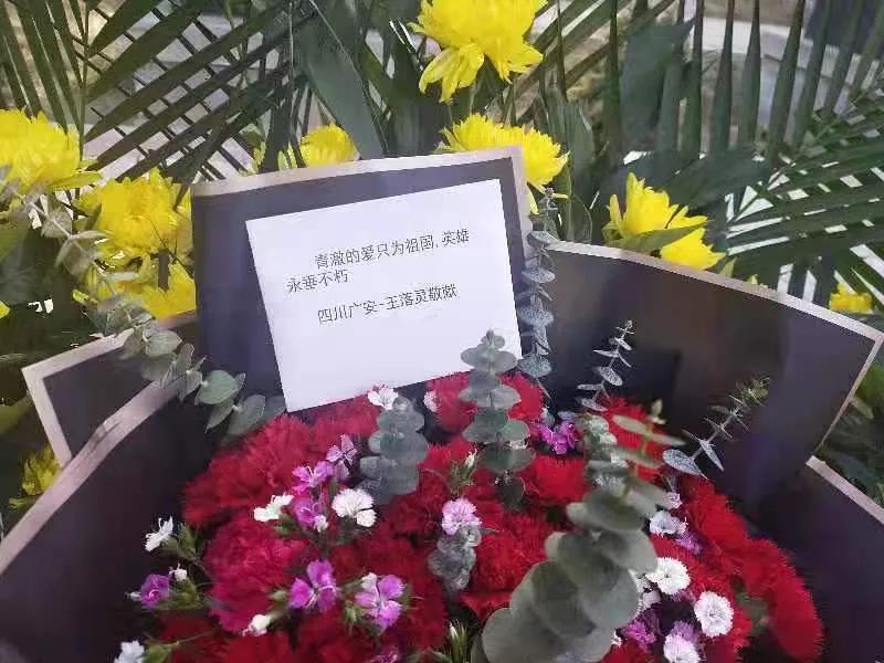 4群众自发祭拜烈士，表达崇敬哀思.jpg