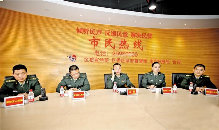 区征兵工作领导小组副组长、区人武部政委王危率队到本报接听市民热线，宣传参军入伍好政策.jpg