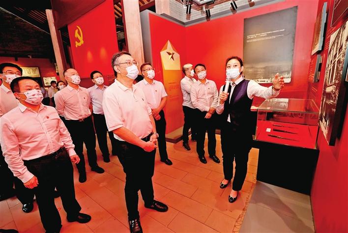 昨日下午，深圳报业集团党组书记、社长、党史学习教育领导小组组长陈寅与班子成员及集团总部各部门负责人在中共宝安县第一次党员代表大会旧址参观学习.jpg