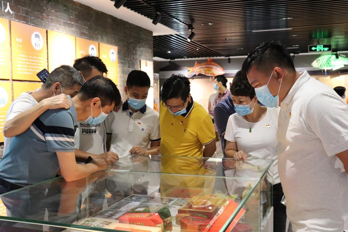 参观人员仔细观看展览资料.jpg