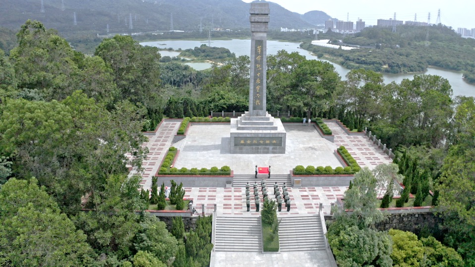 图1：30名退役军人党员齐聚洪田七烈士纪念碑.jpg