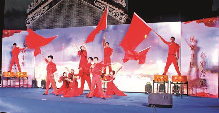 （大王山社区庆“八一”文艺汇演现场）.jpg