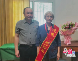 福州市退役军人事务局党组书记、局长张则铭为在党50年的军休干部代表颁发纪念章