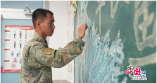 撤离前，抗洪官兵为孩子们留下珍贵礼物