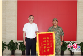 驻训某部队向泉州市双拥办赠送锦旗
