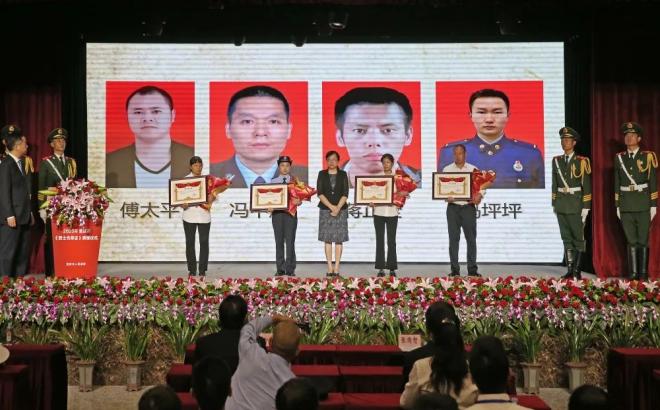 重庆向4位烈士遗属颁授《烈士光荣证》