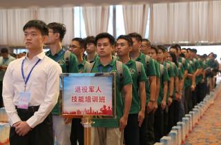  广州市举办“戎归羊城”2023年秋季退役军人专场招聘会，现场提供百企万岗