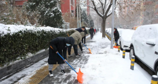 北京市朝阳区退役军人事务局开展扫雪铲冰活动
