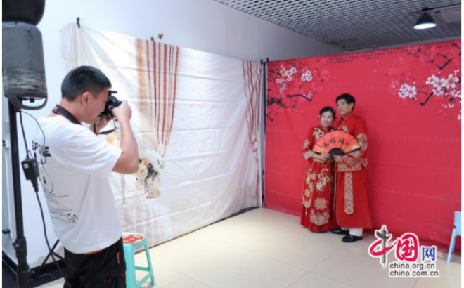 重庆渝北：老兵夫妇共赴迟来的婚纱之约