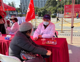 “戎爱东方”老班长志愿服务队红仁医疗专家走进长泰广场开展公益义诊活动