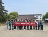 张家港市德积街道：清扫公墓焕新貌 退役军人来助力