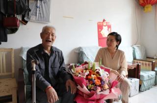 北京市怀柔区领导“七一”前走访慰问军休老党员