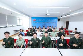 从迷彩绿到志愿红，这支沪上高校退役大学生队伍戎光闪耀