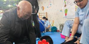 开远市：军休干部献爱心 情暖残疾儿童显担当