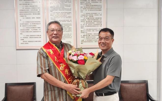 汕头市军休所开展“七一”走访慰问军休老党员活动