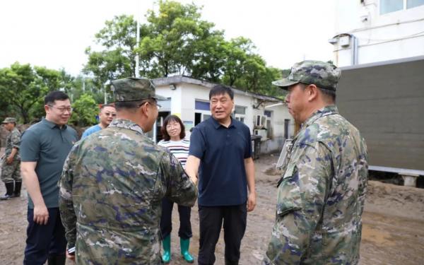 北京市怀柔区慰问一线抢险救灾部队官兵