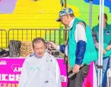 从露天摆摊到团队作战，70岁退役老兵拿了27年推剪