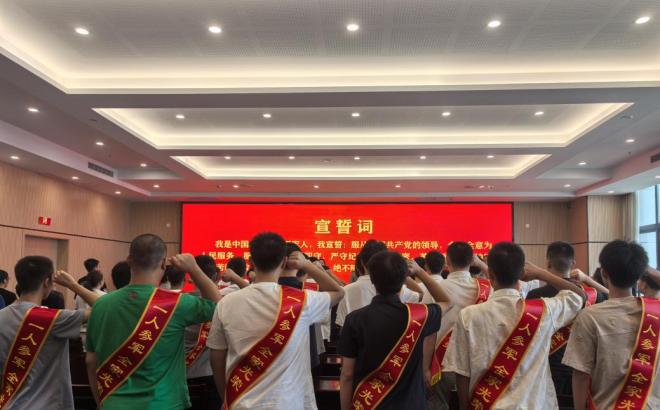 重庆市渝北区军地共同为军校新学员送行