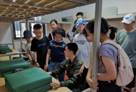 小朋友在军营里解锁了“热血一课”，这场“忘年之约”让红色基因代代传