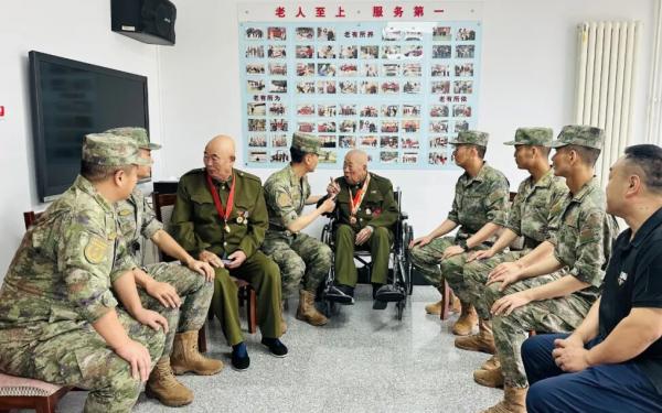 受阅某部队官兵代表来到北京市门头沟区光荣院看望革命功臣