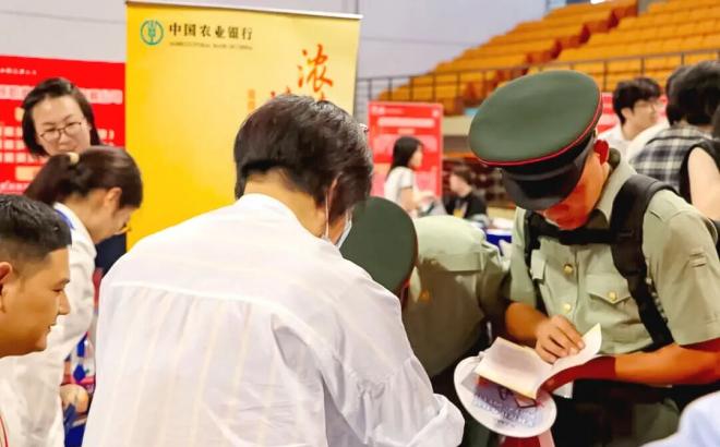 上海市松江区：退役军人、随军家属专场招聘会成功举办