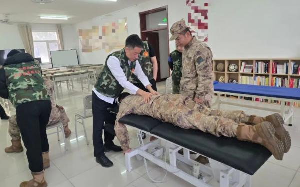 北京市怀柔区：理疗按摩进军营，共叙军民鱼水情