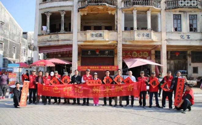 江门市老班长工作室开展“挥春送福”暨慰问退役军人活动