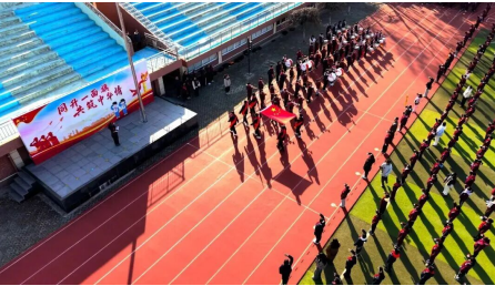 与千里之外的边防官兵连线，民乐学校举办了一场特别的升旗仪式