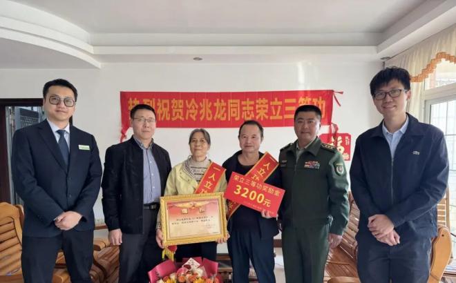 江门市江海区退役军人事务局春节前夕上门送达立功喜报