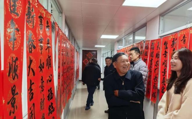 汕头市举办“翰墨凝情・暖送春晖”挥春送福活动