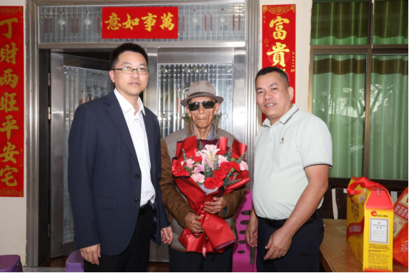 三亚市领导走访慰问琼崖纵队老兵