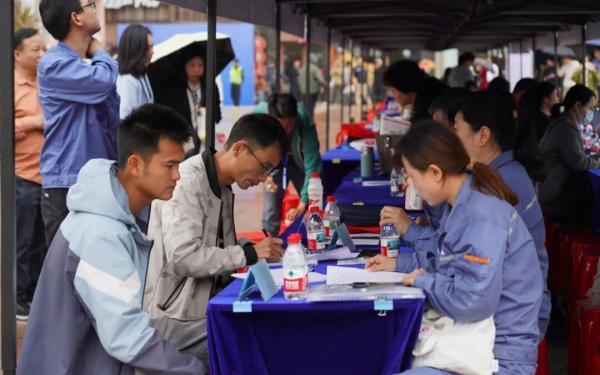 超3000个优质岗位 广东湛江“南粤春暖”首场大型招聘会启幕