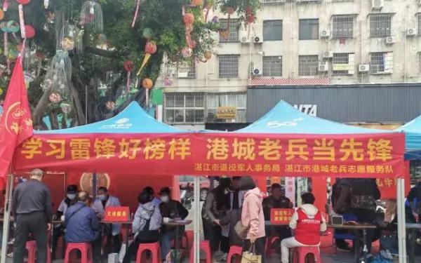 广东湛江：义诊、义剪、义修 这群港城老兵在步行街当起“活雷锋”