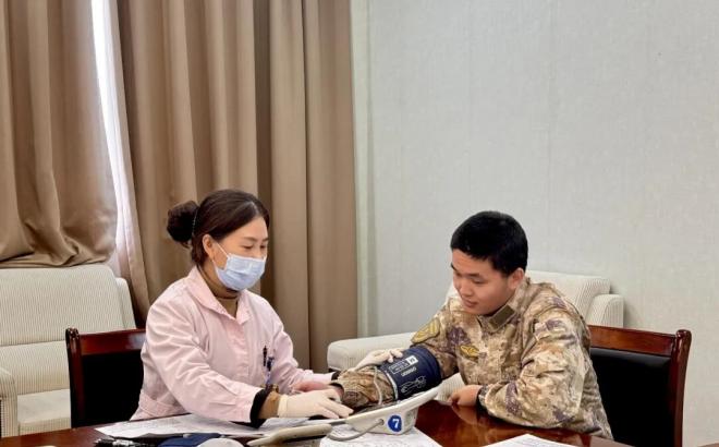 16400毫升 上海市驻松部队官兵撸起袖子献热血