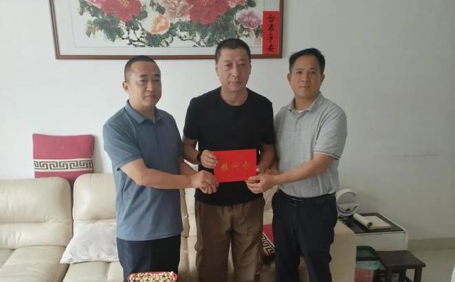 江门市退役军人事务局上门慰问见义勇为退役军人