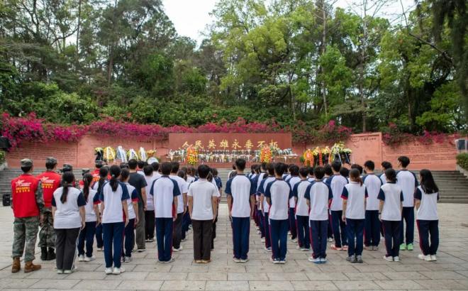 五邑大学退役军人志愿服务队祭扫东湖英雄山