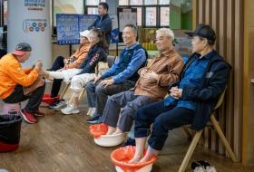 上海市徐汇区漕河泾街道“关爱功臣”集中服务，理发、健康检测样样贴心