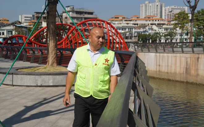 他叫赵善启，是江门市新会区三江镇退伍军人战友护河队中的一员，这支队伍平均