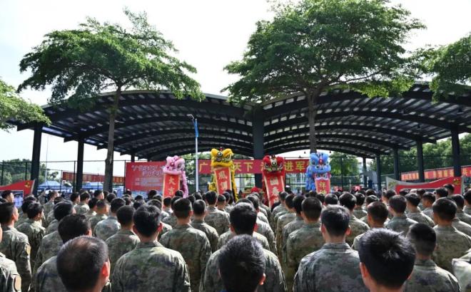 汕头市龙湖区创新举办“汕品进军营”拥军展销活动
