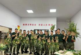 上海市徐汇区龙华街道：军民共制艾草挂件叙鱼水情